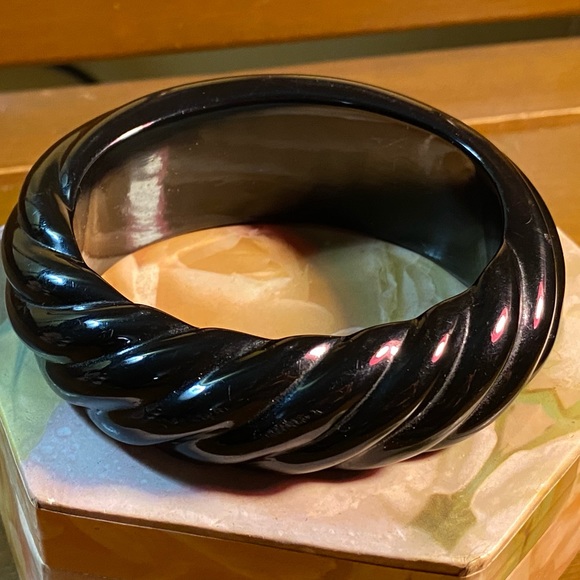 SALE 3/$20 VTG Chunky black lucite carved oval bangle,double sided twist - Picture 4 of 10